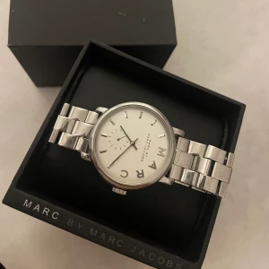 Marc jacobs klocka  - Säljer denna klockan från Marc jacobs. Den är använd fast i nyskick. Dm för mer bilder. 💕👏  Skickar denna endast spårbart. 