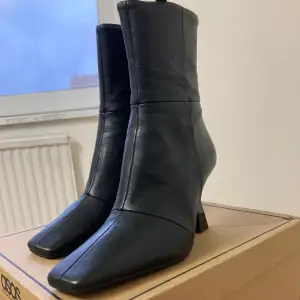 Super snygga svarta boots med fyrkantig tå från ASOS i 100% äkta läder! Jätte trendiga just nu och passar till allt! Oanvända och skickas i originalbox. Säljer eftersom de tyvärr sitter lite tajt på mig.  (Nypris 1300kr)
