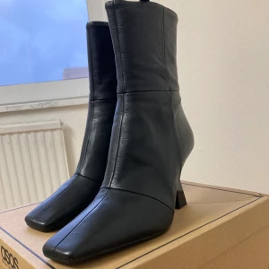 Oanvända Boots i äkta läder. Strl.38 - Super snygga svarta boots med fyrkantig tå från ASOS i 100% äkta läder! Jätte trendiga just nu och passar till allt! Oanvända och skickas i originalbox. Säljer eftersom de tyvärr sitter lite tajt på mig.  (Nypris 1300kr)