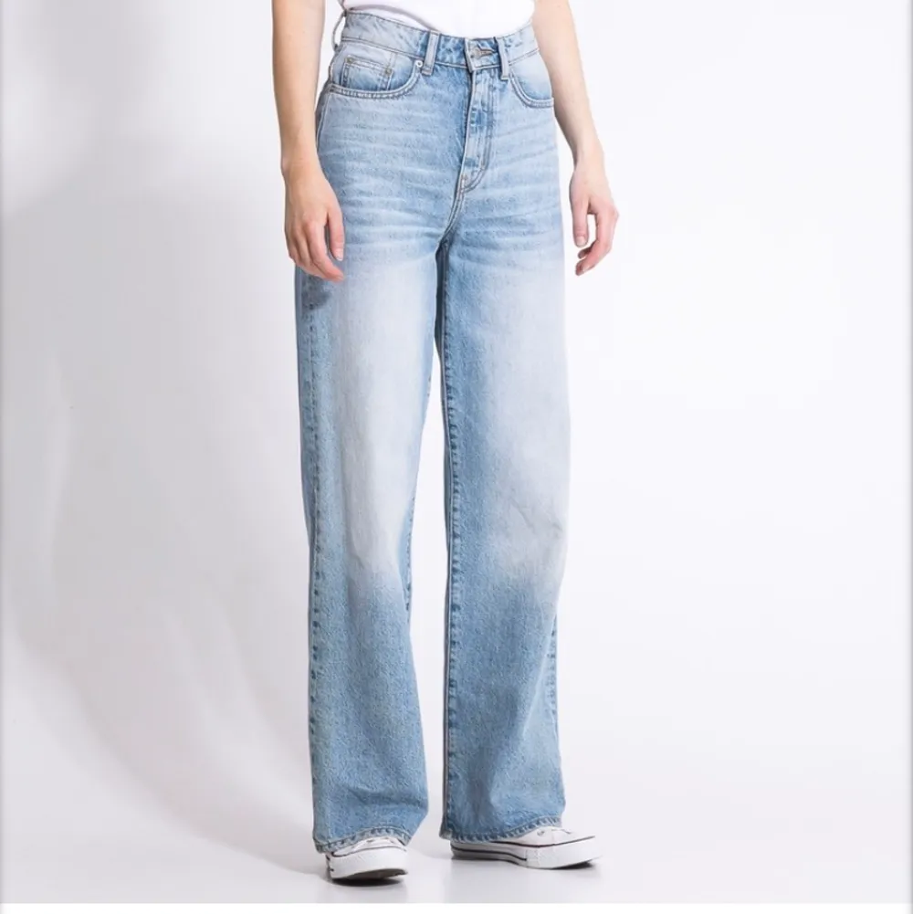 Vida jeans från Lager 157 i storlek L. Använd fåtal gånger. De har tyvärr blivit lite slitna längst ner i kanten, dock fortfarande i fint skick💞💞. Jeans & Byxor.