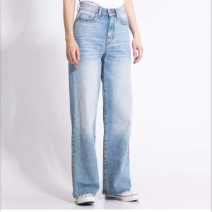 Vida jeans från Lager 157 i storlek L. Använd fåtal gånger. De har tyvärr blivit lite slitna längst ner i kanten, dock fortfarande i fint skick💞💞