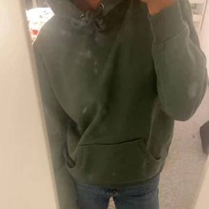 Bikbok hoodie  - Säljer min gröna bikbok hoodie, säljer för att jag aldrig använder. Säljer även Jenssen så skrev privat för fler bilder. Kan diskutera priset.