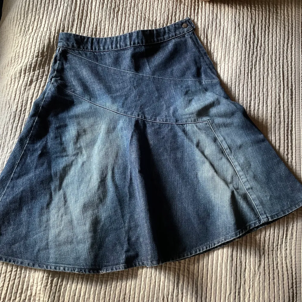 Säljer nu Min mammas jeans kjol som hon köpte på 90-talet! Super söt och har inga defekter🫶 . Kjolar.