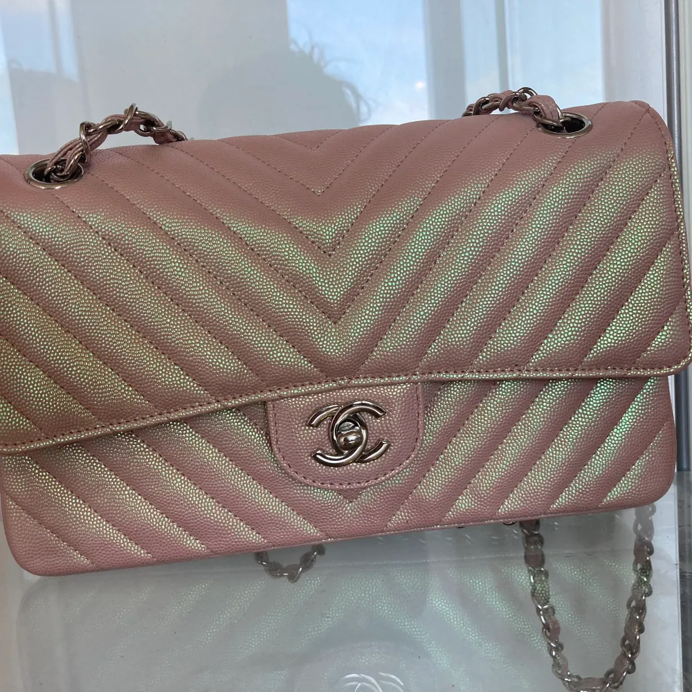 Säljer dessa nya väskor , i äkta läder. Chanel inspirerade   Nypriset på dessa ligger runt 5000-6000kr .   Säljer dem för 1200-1800kr  Men priserna kan diskuteras Kan skicka med post. Väskor.