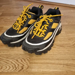 Axel Arigato x CAT st.36.5 - Bra skick, använda vid ett fåtag gånger.