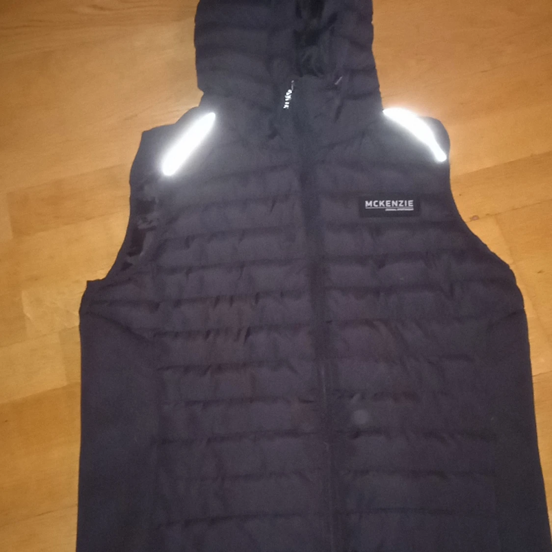 McKenzie Väst i färgen Svart