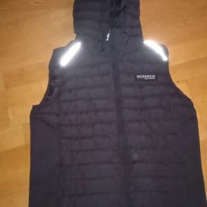 McKenzie Väst i färgen Svart - McKenzie väst i bra skicka bara använd 2-3 gånger. Äkta såklart! Pris 300 kr (Köpt för 500 kr på JD i mall of scandinavia). Säljer för den passar inte mig längre. Storlek S men passar också för M. Skriv om niär intresserade: