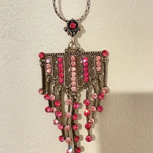 Halsband med kristaller stenar  - Halsband med kristaller stenar .kedje är 44cm .skriv gärna om ni undrar nåt mer