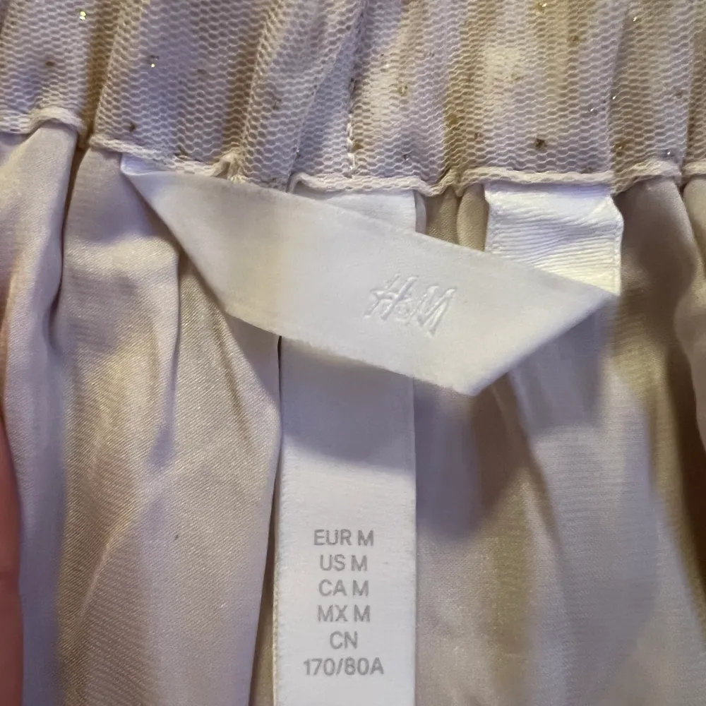 Kjol från H&M i strl M Ej använd  Frakt tillkommer på 59kr annars kan den hämtas i nacka 😊. Kjolar.