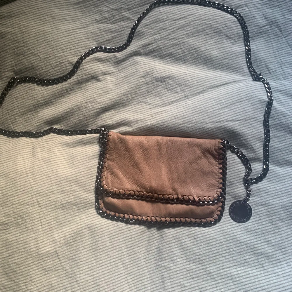 En jätte fin  biege rymlig Stellamccartney väska. Den är äkta och säljer den för att den inte kommer till användning längre. Skriv för fler bilder eller frågor❤️💕❤️. Accessoarer.