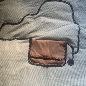 Stellamccartney väska💕💕 - En jätte fin  biege rymlig Stellamccartney väska. Den är äkta och säljer den för att den inte kommer till användning längre. Skriv för fler bilder eller frågor❤️💕❤️