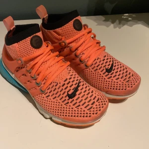 Nike  - Rosa/grön Nike sko, sparsamt använda 