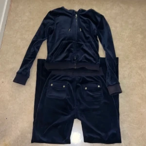 Juicy couture night sky set  - Nu säljer jag mitt älskade juicy sett i färgen nightsky eftersom det inte är min stil längre. Jag har endast använt dem några gånger och tvättat dem ca 3 gånger. Pris kan diskuteras. Kom privat för mer information❤️