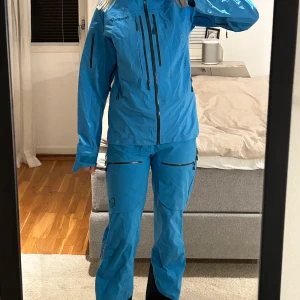 Norröna skidställ - Säljer mitt superfina skidställ från Norönna få det blivit för litet. Ljusblå med mörkblå/gröna detaljer. Gore-tex. Använt två säsonger så i bra skick. ENDAST BYXORNA KVAR! 1900 kr