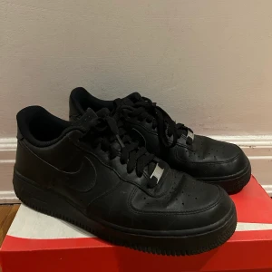 Air force 1 -  Säljer mina Air Force 1 storlek 43 då jag ej andvänder de längre, de är andvända ett få tal gånger och är bra skick! (Kan skicka mer bilder om så behövs)  Kartong och kvitto finns! Säljer för 500 (pris kan diskuteras) Frakt tillkommer