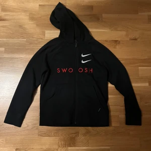 Nike swoosh zip hoodie  - En ovanlig Nike zip hoodie som inte är använd mycket storlek XS passar S