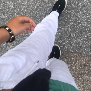 Linnebyxor  - Dösnygga linnebyxor köpa av en man på västkusten som gjorde alla kläder själv, alltså handsydda. Väldigt fint o skönt linnematerial, perfekta till sommarhalvåret