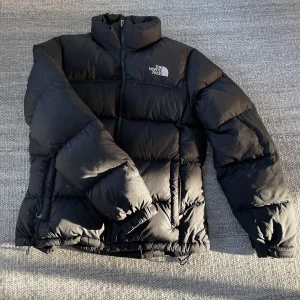 North face puffer  - North face puffer 700 Size m dam Fint skick 3 väldigt små hål annars perfekt 