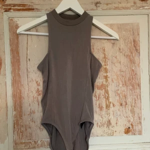 Body från weekday  - Snygg body från weekday i storlek Xs! Köpt secondhand men är i nyskick! Knappar för att stänga den☺️ Köparen står för frakten!🚚