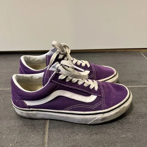 Vans skor storlek 37 - Ett par lila Vans skor i storlek 37. Bra skick då de är använda att fåtal gånger. Gummit är lite smutsigt men tyget är fläckfritt  
