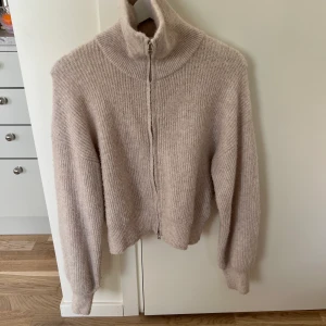 Kofta med dragkedja  - Kofta med dragkedja från Lindex  Stolek S 