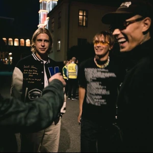 Hov1 Hoodie - SÖKER!!! Hov1 hoodie vilken som helst gärna M-XL!!! Kontakta gärna mig!!