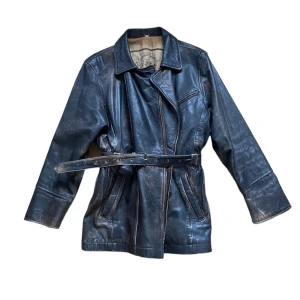 Leather Jacket - Snygg läder jacka med bälte     Önskas fler bilder? Bara att fråga!