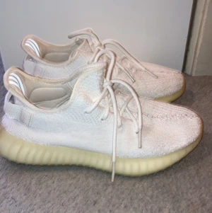 Yeezy 350 cream  - Säljer ett par yeezy 350 cream som är använda lite. Storlek 42. Pris 1300 eller bud. Cond 8-9/10 smutsiga men går att fixa.