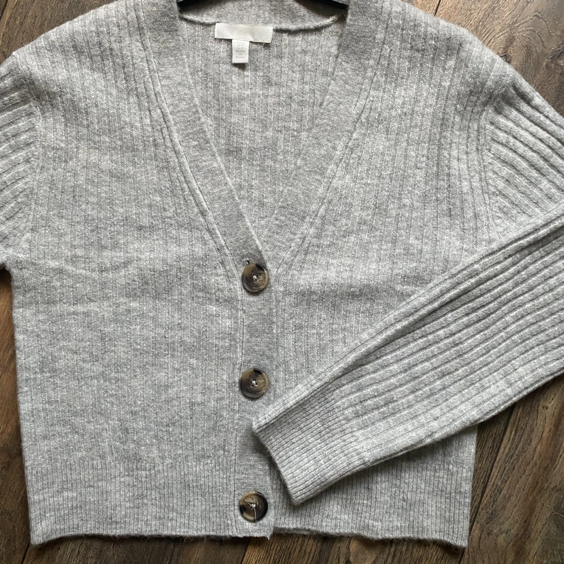 Ribbstickad kort kofta