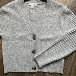 Ribbstickad kort kofta - Aldrig använd 