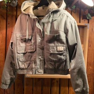 Bomberjacka Urban Outfitters - Grön bomberjacka från Urban Outfitters, använda 10-tal gånger. Ny pris 1500 kr.