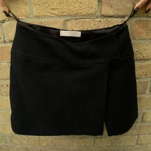 MIU MIU KJOL - Miu Miu kjol svart. 