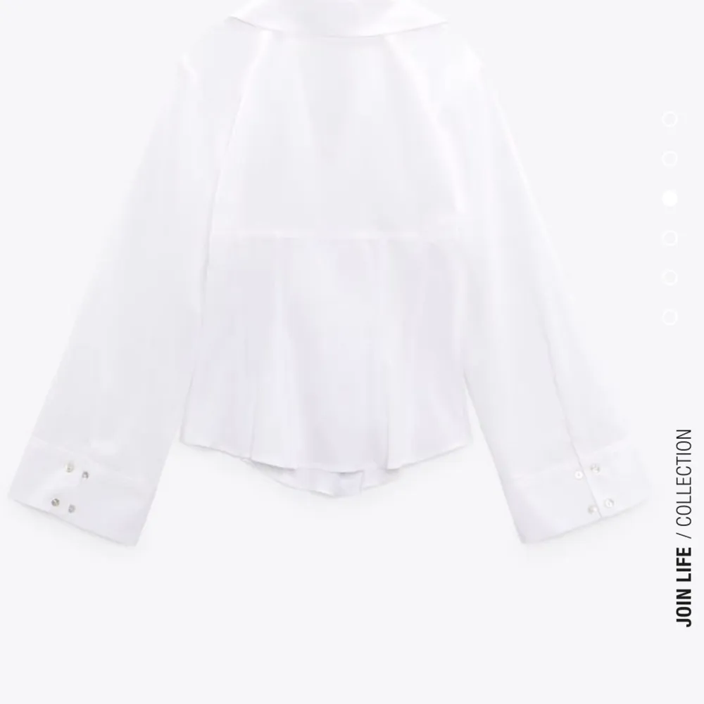 Säljer denna oanvända skjorta från Zara i storlek M. Den är lite mindre i storleken enligt mig så jag skulle säga att det är en S. Ofta slut på hemsidan. Köpte den för 399+frakt. Lapparna är fortfarande kvar. Korsett i midjan.. Skjortor.