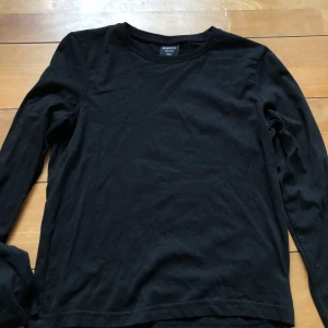 Svart basic tröja  - Svart basic tröja. Från dollarstore, trots det är materialet superskönt!❣️❣️ frakt tillkommer på 27kr!