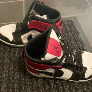 Nike air Jordan 1 High skor - Nike Jordan 1 skor ganska fräscha använd ett par gånger storlek 43 info sker privat