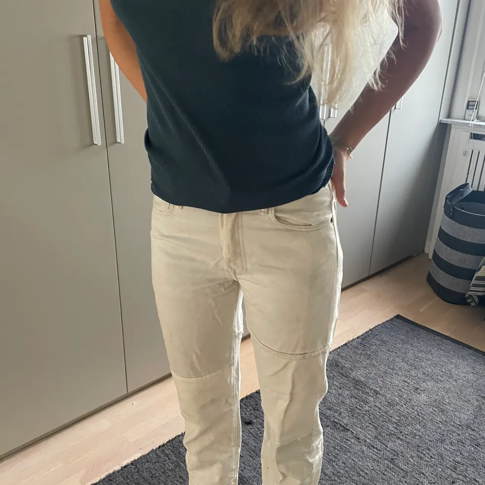 As balla patch-up acne jeans🤌🏼 köpts för flera år sen så finns ej kvar inne men as coola midrise med patch work🤍 Skriv privat vid intresse🫶. Jeans & Byxor.