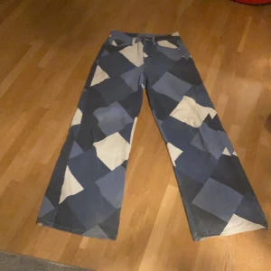Jeans - Säljer dessa rutiga jeans från shein. Använda några gånger men dem är i väldigt bra skick. Det är XS men passar mig som är S/M. Skriv för flera bilder❤️ Köparen står för frakt❤️