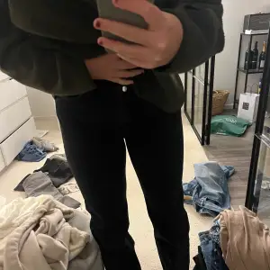 Fina svarta jeans i storlek 40
