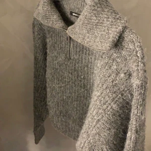 Stickad tröja  - Stickad tröja med dragkedja från Gina tricot