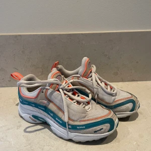 Reebok sneakers  - Reebok sneakers i strl 38,5.