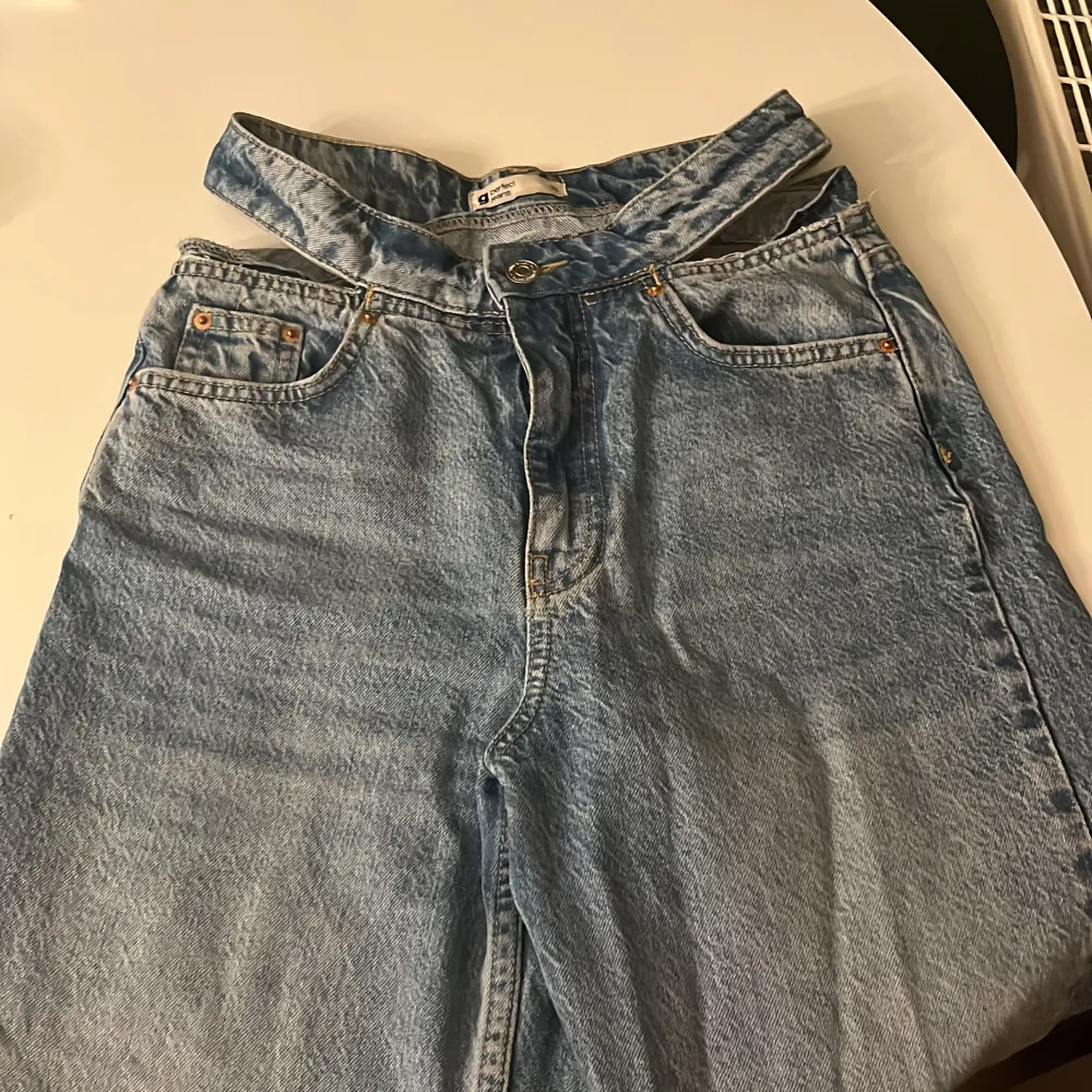 Ljusblåa utsvängda jeans från Gina tricot storlek 32 . Farkut & Housut.