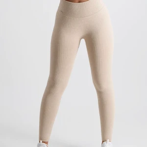 Aimn träningsthigts - Säljer dessa populära träningsbyxor från aimn i färgen beige och ribbat material. Superbra skick och endast använda några gånger. Köpta för 600 kr.