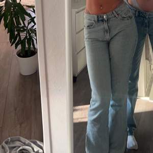 Säljer nu min midwaist/lowwaist jeans med slits nertill! Verkligen så fina och i superbra skick! Köpte de på H&M för någon månad sedan. Skriv till mig för fler bilder eller frågor🫶🏼❤️‍🔥❤️‍🔥❤️‍🔥