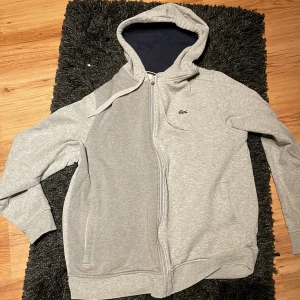 Lacoste zip hoddie - Nästan helt ny lacoste zip hoddie