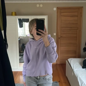 Calvin Klein Hoodie - Jätteskön Calvin Klein Hoodie strl S som tyvärr inte kommer till användning längre💞 Nypris 879kr ⚡️ Skulle säga att den passar en S/M Obs. Omärkbar färgfläck på luvan (visas på 3e bilden) 