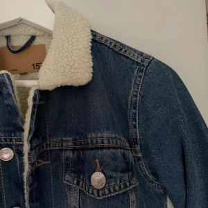 Trendig jeansjacka!! - En superfin och trendig jeansjacka som nästan är helt oanvänd!💙 Köpt på killavdelningen på Lager 157 för knappt 1 år sedan, men skulle absolut säga att den passar tjejer också! Perfekt att ha nu på hösten då den är lite tjockare inuti, se sista bilden..👌🏼