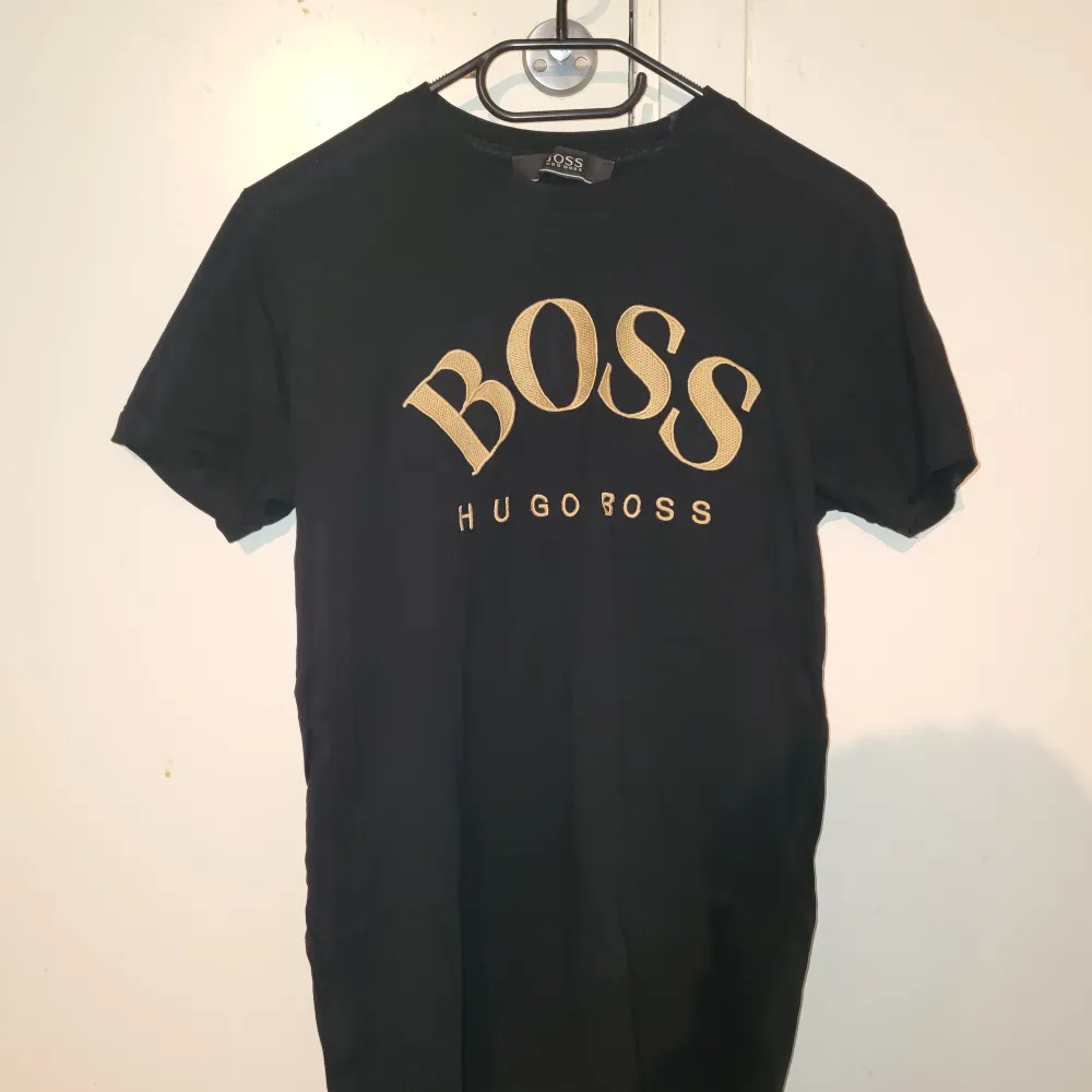 1:1 kopia Säljer en hugo boss T-shirt. Färg är svart och guld. Priset DISKUTERA  S ALDRIG . T-shirts.