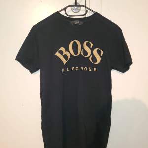 1:1 kopia Säljer en hugo boss T-shirt. Färg är svart och guld. Priset DISKUTERA  S ALDRIG 