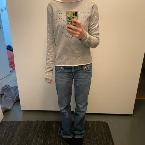 grå Tröja  - Fin grå sweatshirt ifrån hunkydory i bra skick! Jättefin men kommer tyvärr inte till användning. 