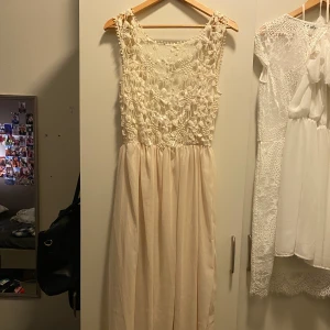 Beige långklänning - Fin långklänning med dragkedja i ryggen. Stl. M I fint skick, använd två gånger